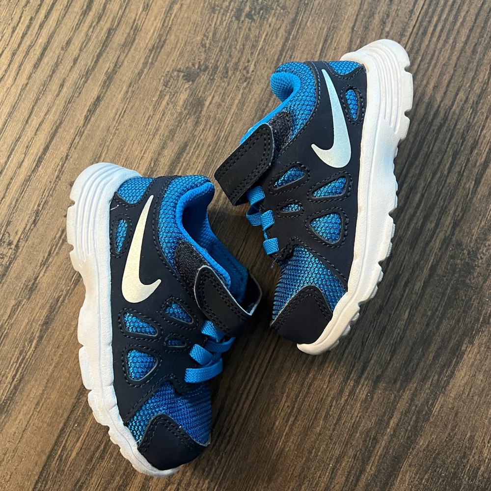 Nike Revolution 2 toddler sneakers